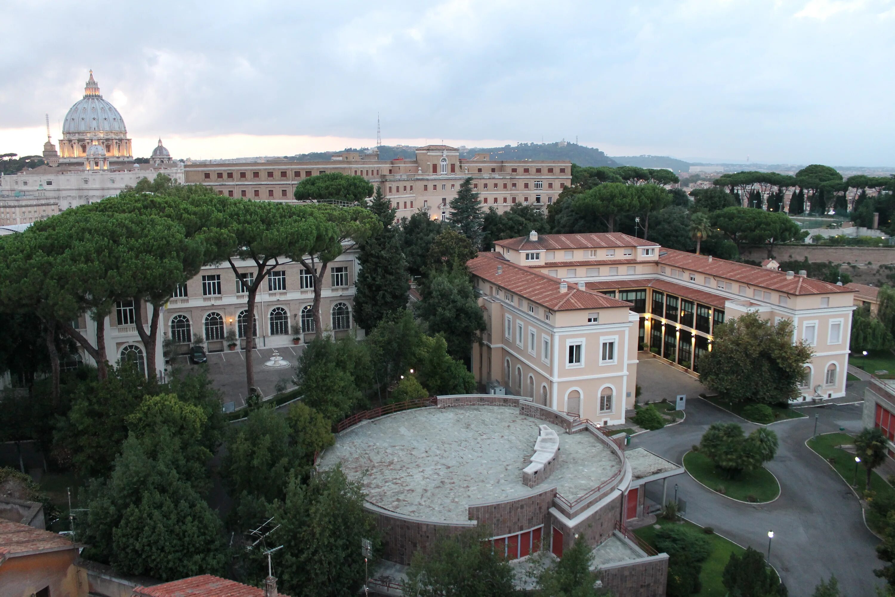 Urban university что это. Папский Урбанианский университет. Папский североамериканский колледж кампус. Холм Джаниколо в Риме. Папский григорианский университет.