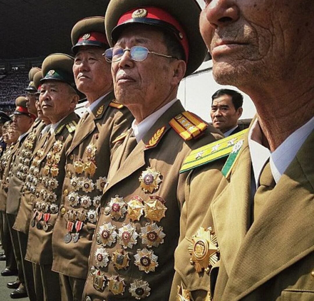 генералы кндр с наградами. генералы армии северной кореи. корейские генералы в орденах. генералы северной кореи с наградами. корейские генералы в орденах.