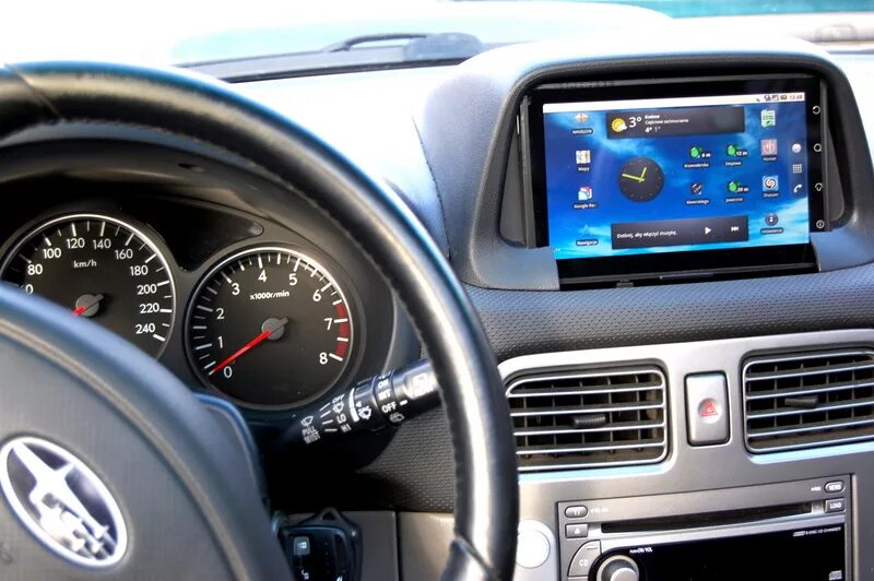 Экран вместо магнитолы. Бортовой компьютер для автомобиля. Панель автомобиля. Компьютер в автомобиль. Навигатор на панель автомобиля.