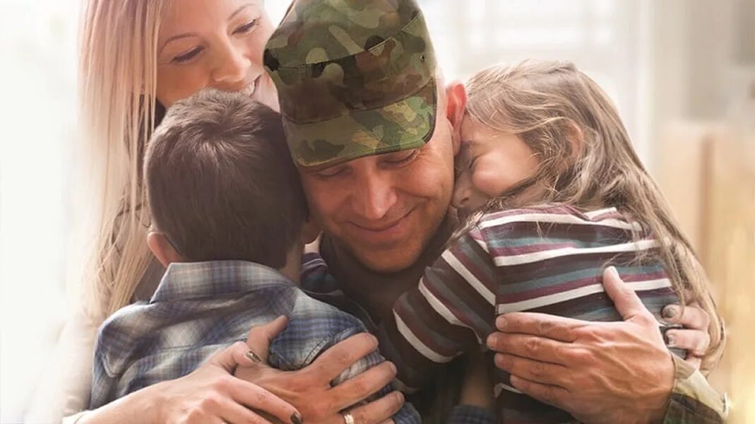 Военная семья. Семья военного. Семья военнослужащего. Счастливая семья военнослужащего. Счастливый военный с семьей.