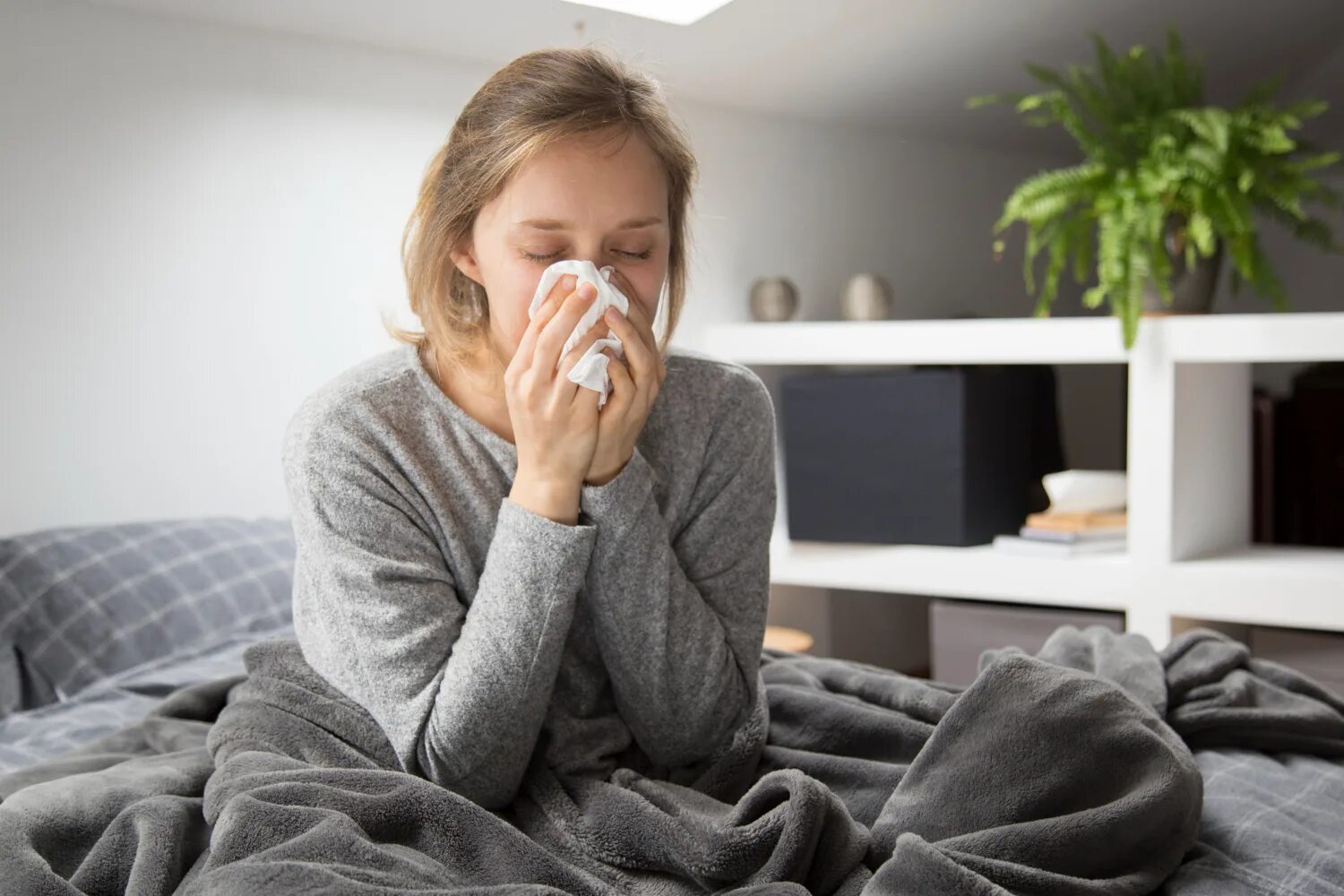 Лечение гриппа дома. Простуда. Женщина простуда. ОРВИ. Болеет гриппом.