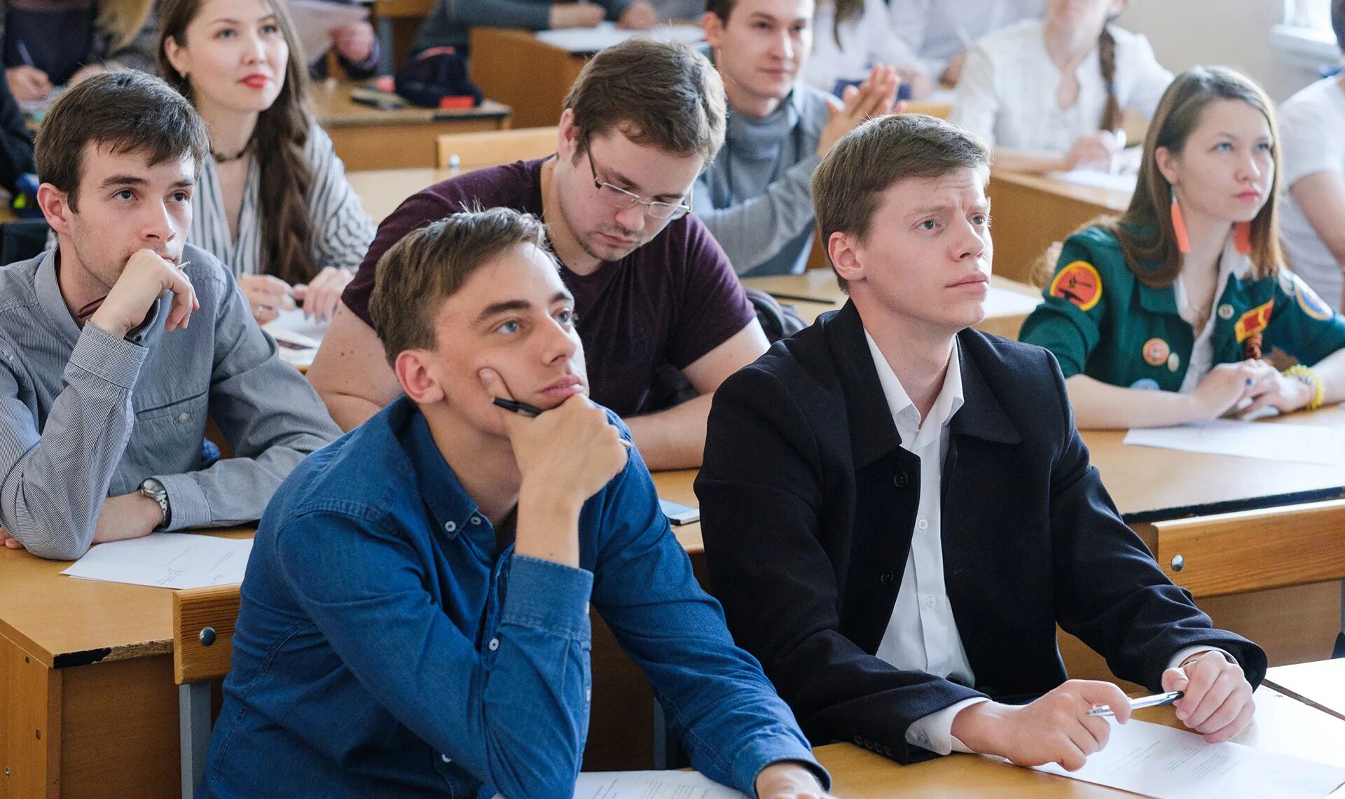 Второй человек в школе. Старшеклассники в школе. Школьники в классе. Ученики в школе старшеклассники. Ученик 9 класса.