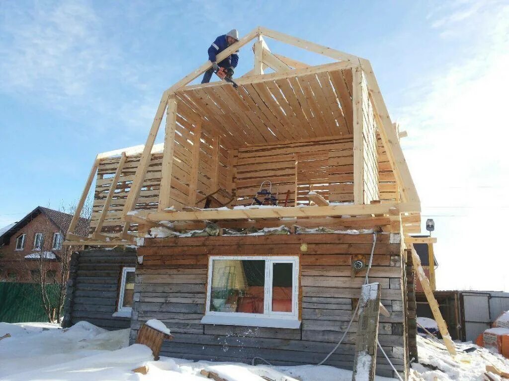 Подъем 2 этаж дома. Надстройка мансардного этажа. Крыша мансарда. Пристройка мансардного этажа. Мансарда на старый деревянный дом.