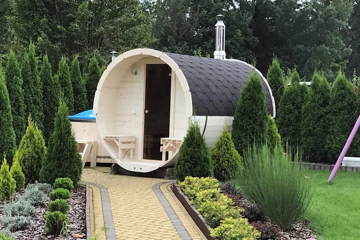 Баня бочка на участке с ландшафтным