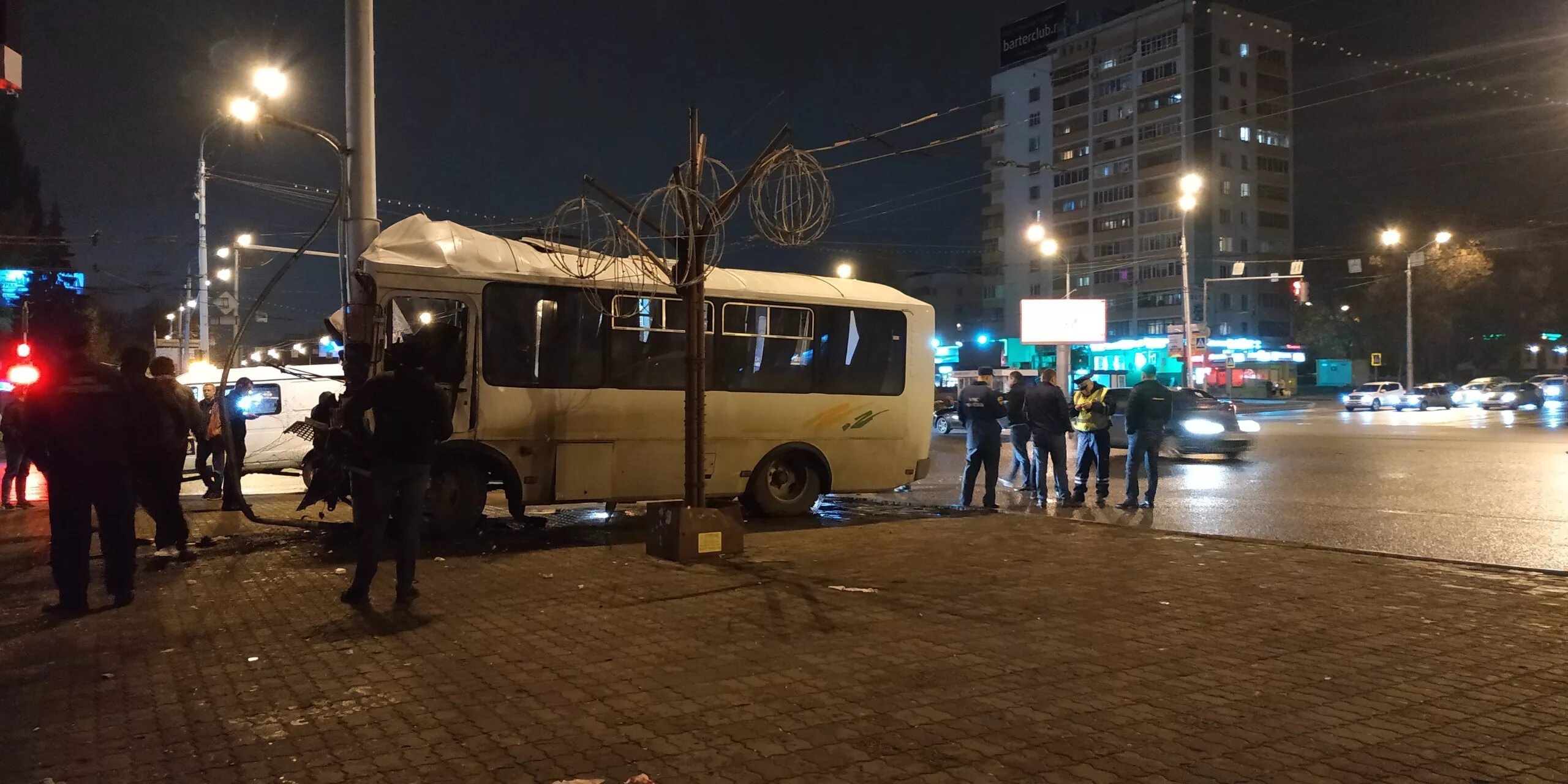 Остановка спортивная уфа. В Уфимском Инорсе автобус врезался в столб. Остановка спортивная Уфа зимой.