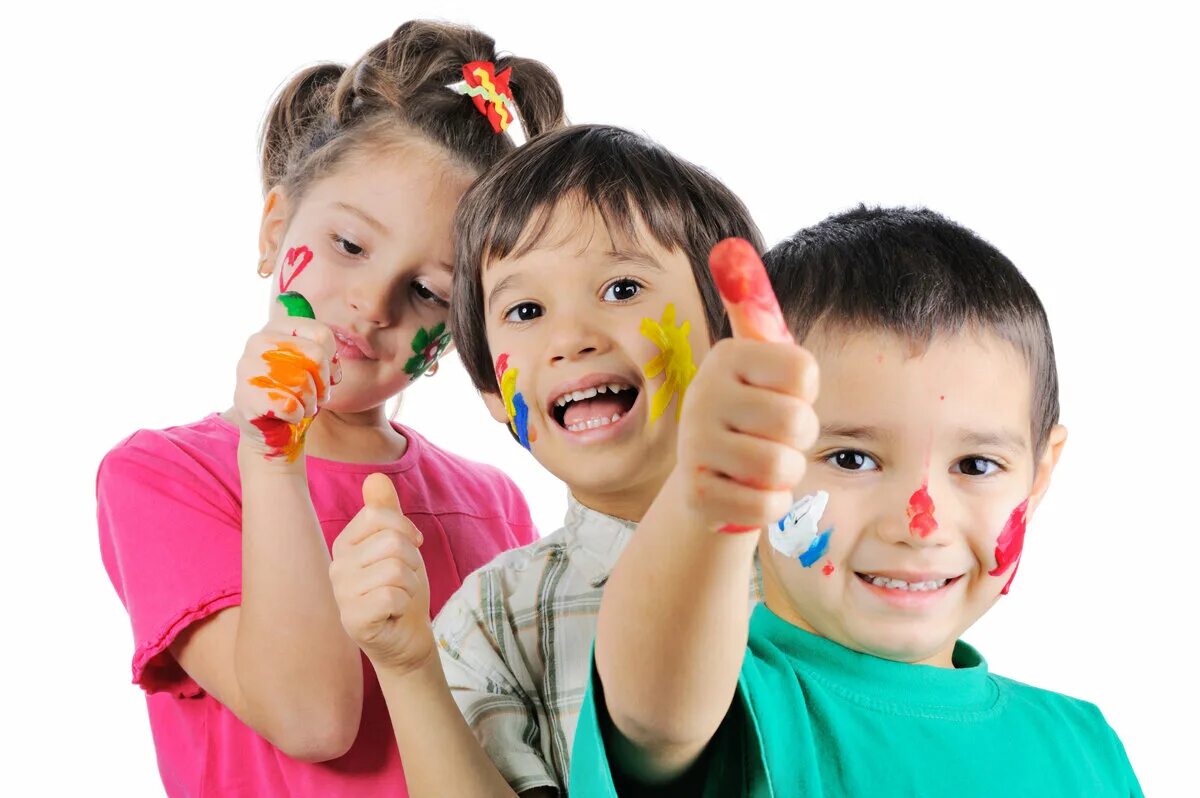 Современную детскую веселую. Радостные дети. Краски для детей. Счастливый ребенок. Дети играют.