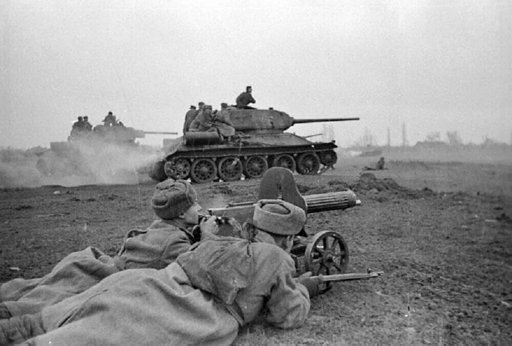 Утром танки пошли в атаку. Танковый бой ВОВ 1941-1945. Танкисты Великой Отечественной войны. Фотографии Великой Отечественной войны. Танки в бою ВОВ.