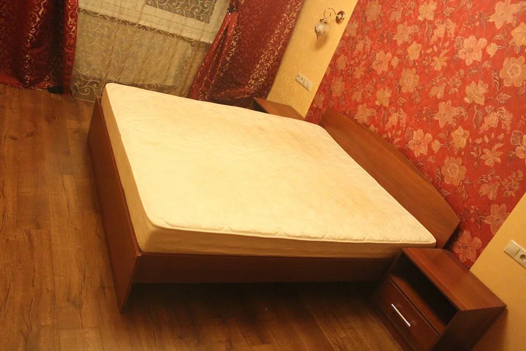 Мебель великие б у. Кровать мебель даром. Кровать тумба с матрасом. Тумбочка даром. Кровать с матрасом в мебель даром.