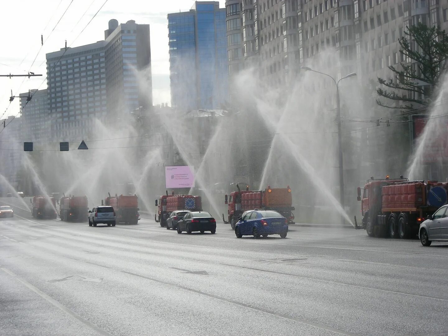 Поливальная машина. Поливальные машины в Москве. В Москве поливают улицы. Поливальные машины для дорог. Воздух в москве 2020