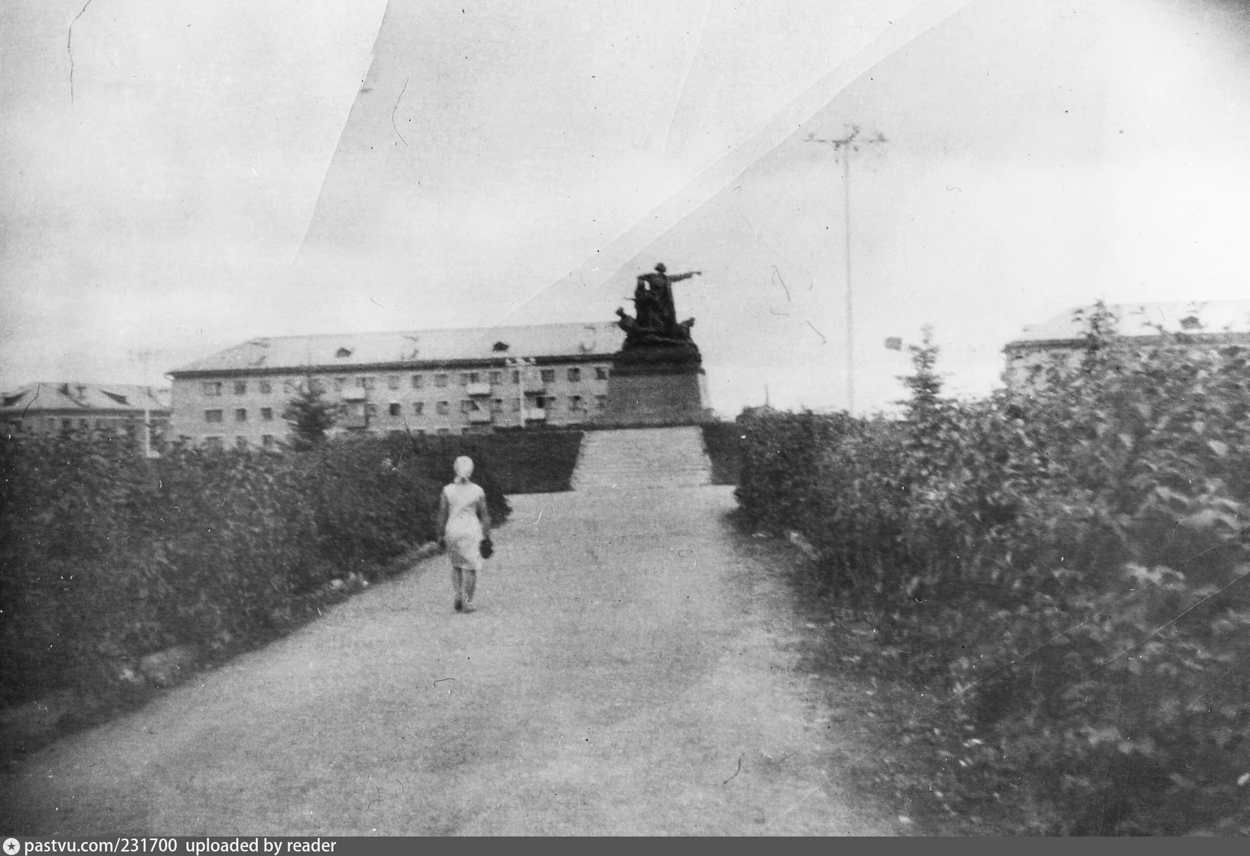 Кинотеатр вяземский. Памятник Ефремову в Вязьме. Памятник Ефремова Вязьмы. Генерал Ефремов памятник в Вязьме. Вязьма 2000 год.