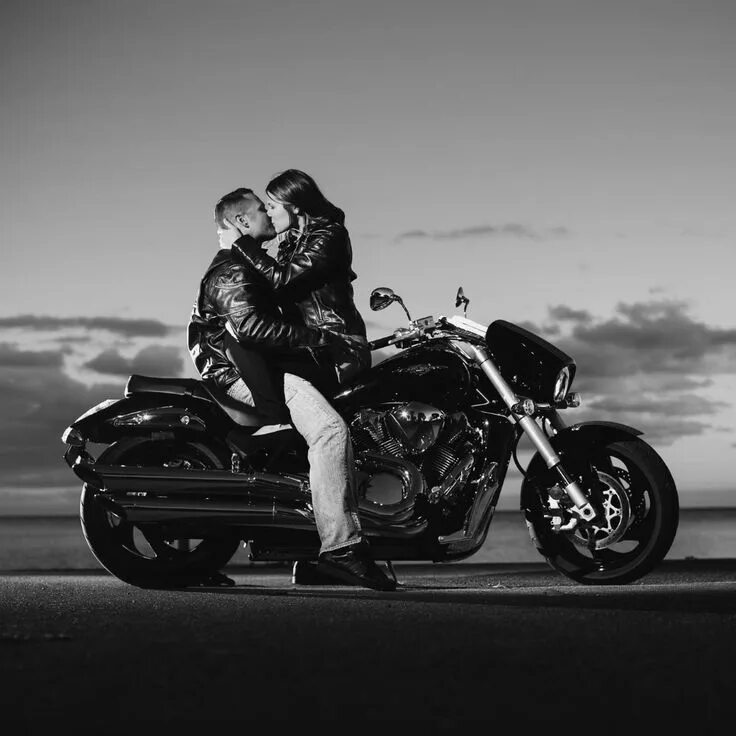 Пары на мотоциклах. Байкерский мотоцикл. Девушка на мотоцикле. Фотосессия на мотоцикле. Парень байкер