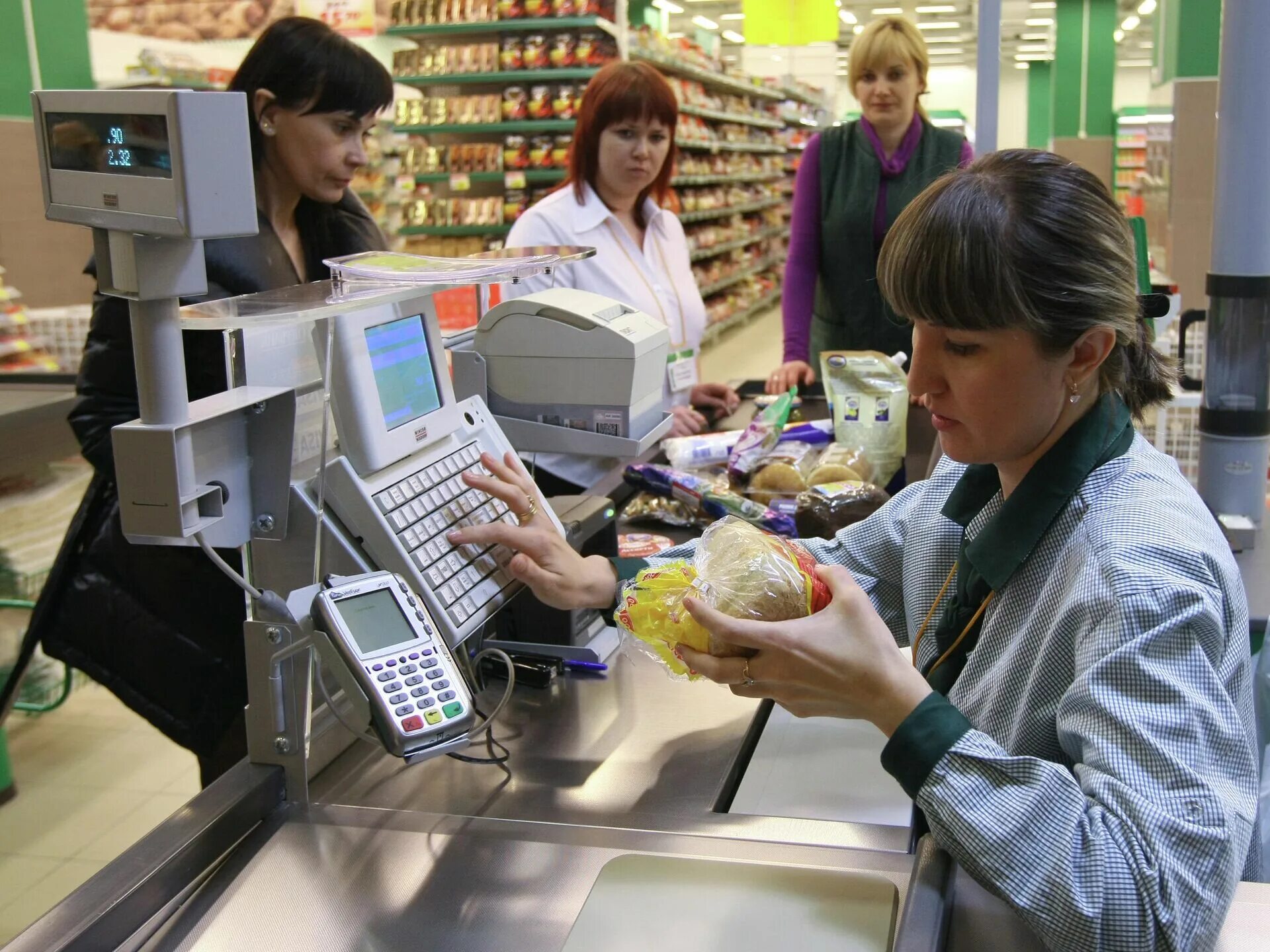 Касса в супермаркете. Кассовый аппарат в супермаркетах. Кассовые аппараты для продуктовых магазинов. Продавец с кассовым аппаратом.