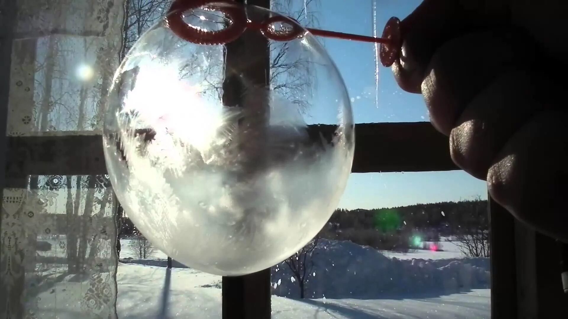 Freeze video. Эксперимент с мыльными пузырями на морозе. Мыльные пузыри на морозе. Замерзший мыльный пузырь. Мыльный пузырь на морозе опыт.