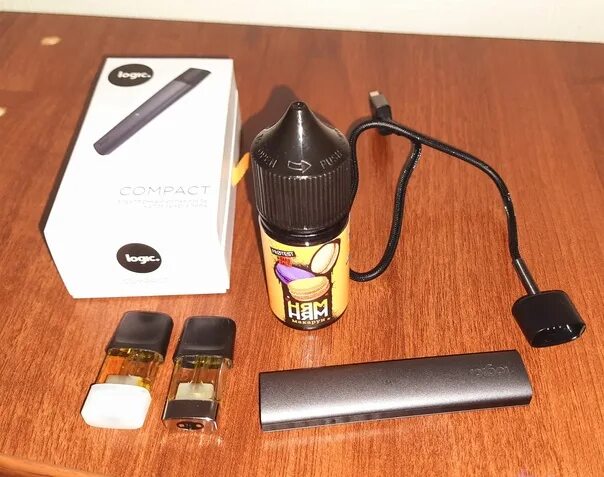 Бутылек в виде зажигалки для жижи. Флакон жижи. Fuchai 213 с IJOY 5 И 2 LG hg2. Синнабон жижа бутылек черный и длинный.