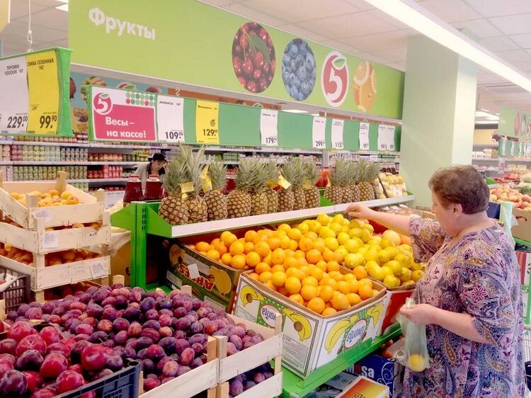 Как проводится выкладка фров в пятерочке ответ. Фрукты в пятерочке. прилавок с фруктами в пятерочке. выкладка товара в пятерочке. пятерочка выкладка фрукты.