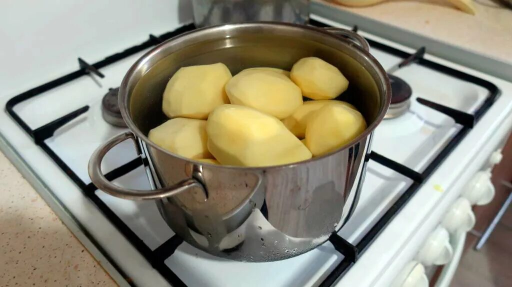 Варить картошку в кипящей воде. Картофель варится. Картошка в кастрюле. Отварить картофель. Вареный картофель в кастрюле.