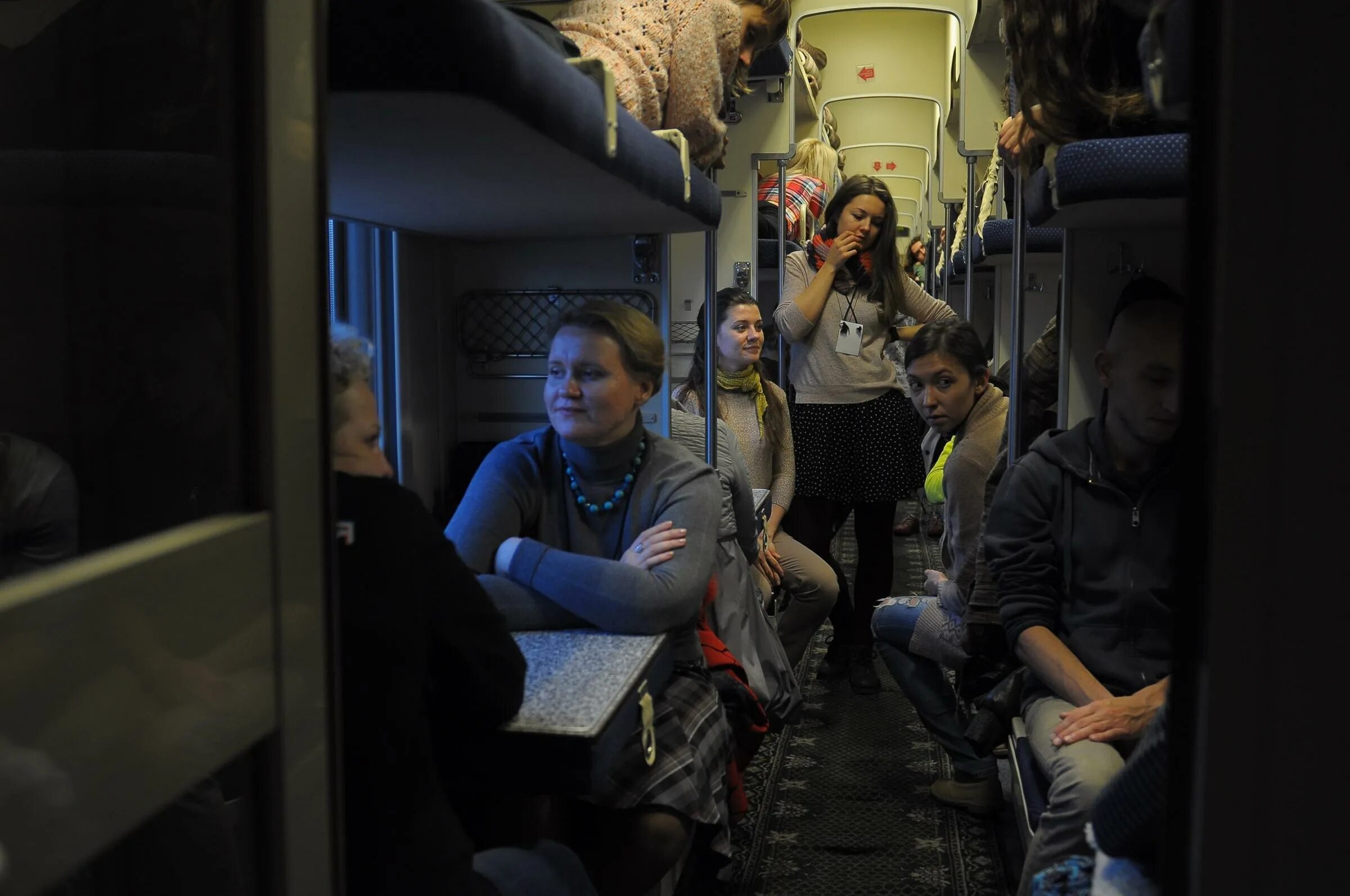 Лучший интернет в поезд. Поезд внутри с людьми. Пассажиры в поезде. Вагон поезда. Плацкарт пассажиры.
