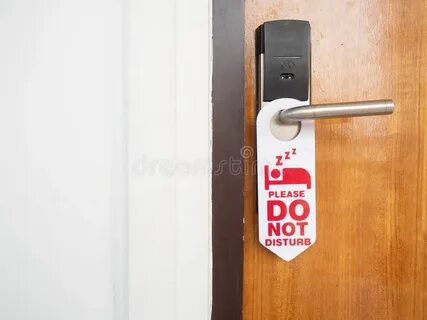 Приклеить или прибить табличку