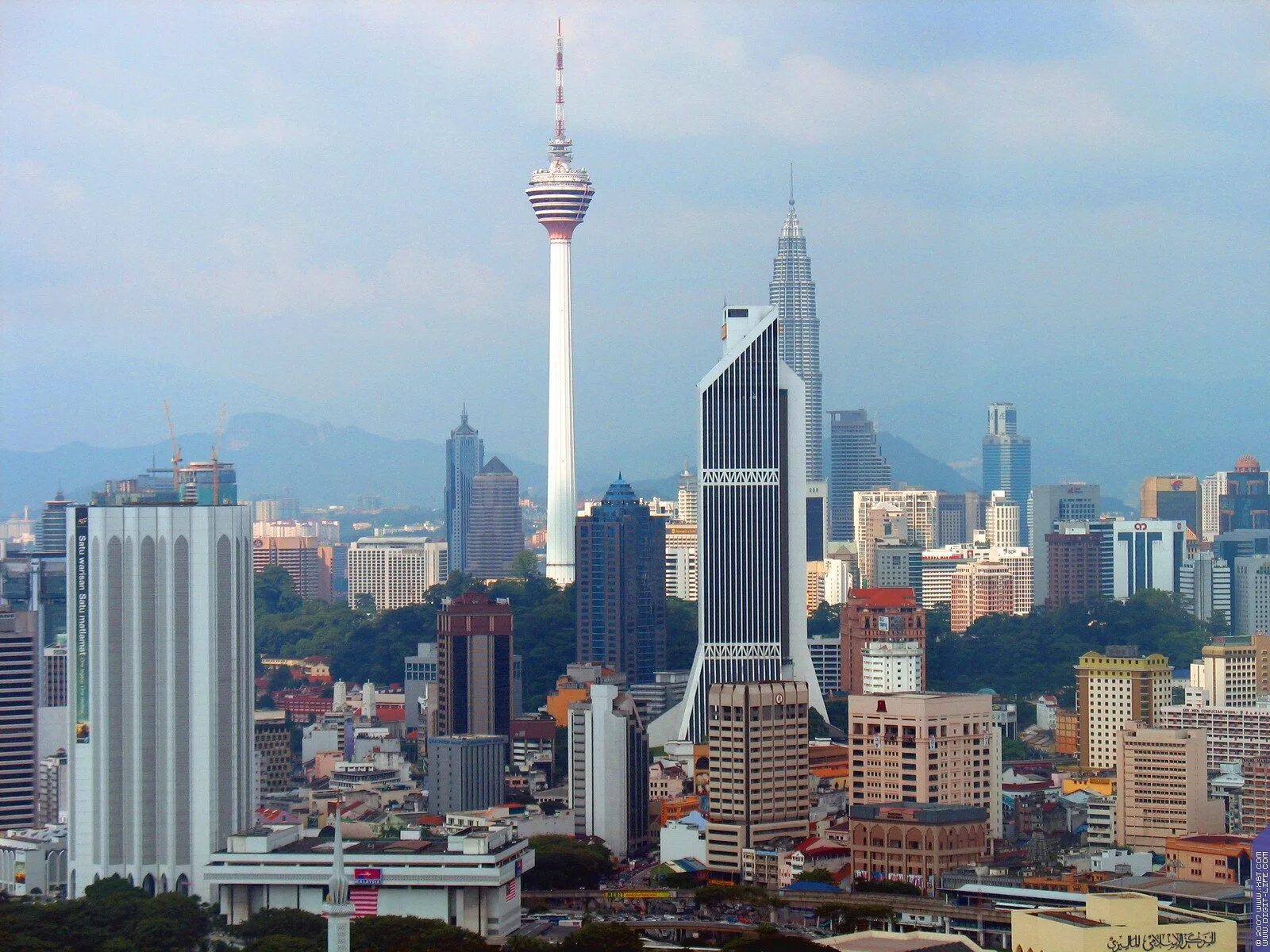 Башня Менара Куала-Лумпур. Телебашня Куала Лумпур. Менара (Menara Kuala Lumpur). Малайзия. Куала-Лумпур. Башня в Малайзии Куала Лумпур.
