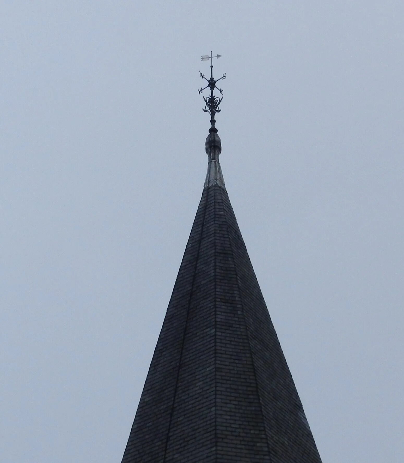 Сестры шпиль. Таллин шпиль башни. Церковный шпиль. Шпиль с крестом башни протестантского собора. Шпиль пирамидный.