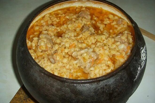 перловка с курицей в горшочке