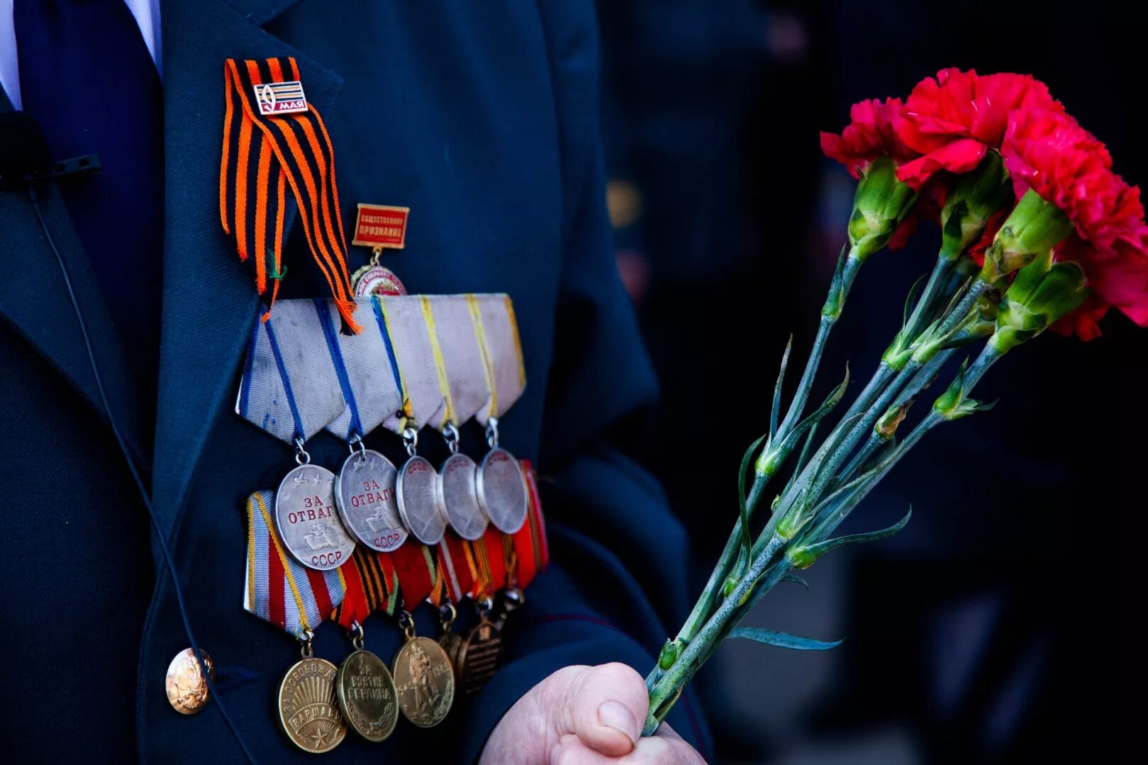 Выплаты ко дню победы. Выплаты к 9 мая. Медаль оборона москвы. С днем победы. Выплаты к 9 мая.