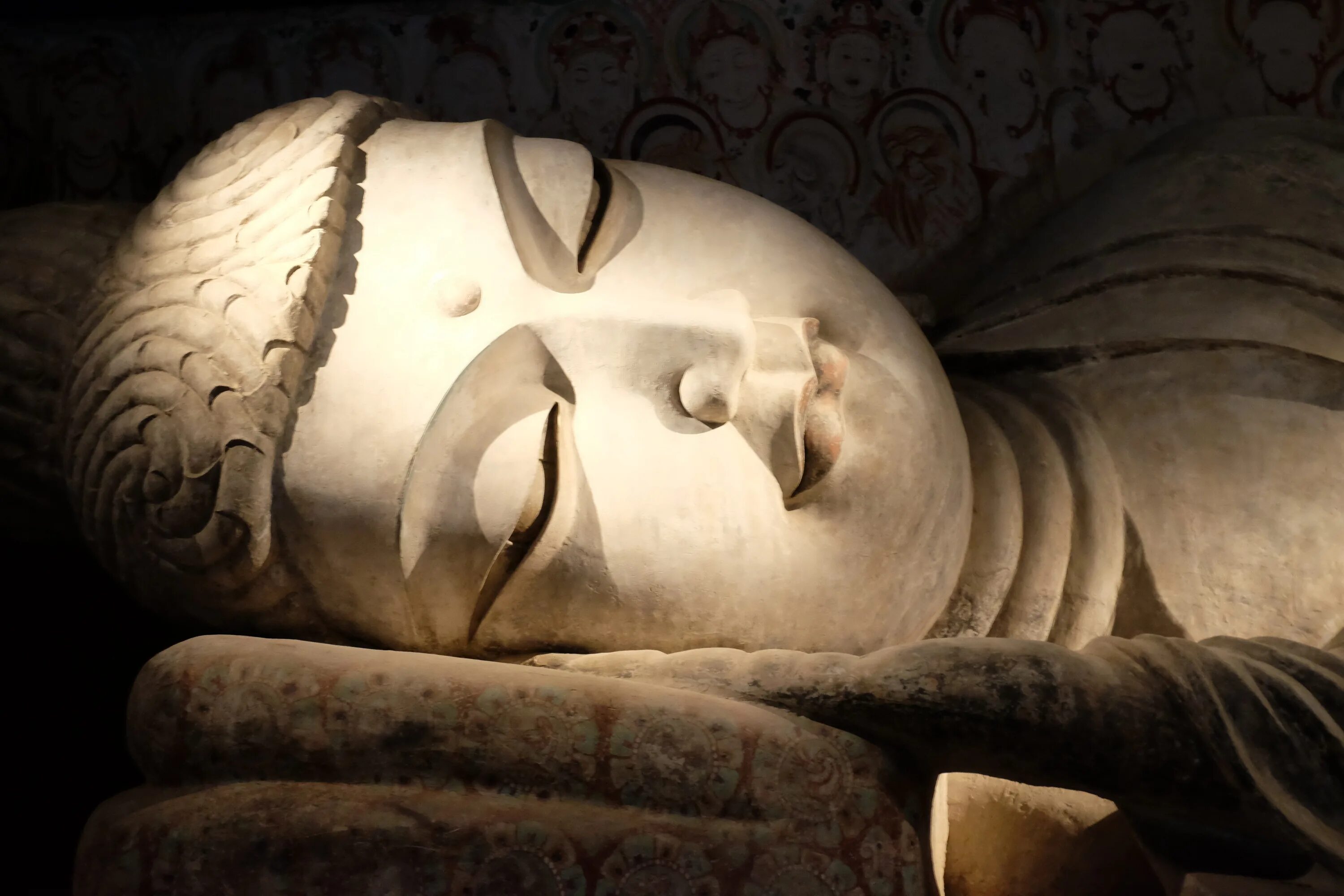 После смерти в буддизме. Паринирвана Будды. Паринирвана буддизм. Нирвана Шакьямуни спящий Будда. Смерть Будды Шакьямуни.