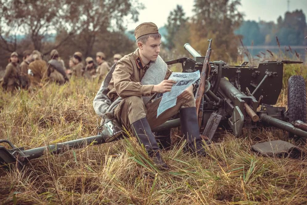 Перед боем тихие слушать. Советские солдаты на привале. Солдаты на войне. Военный привал. Советский солдат.