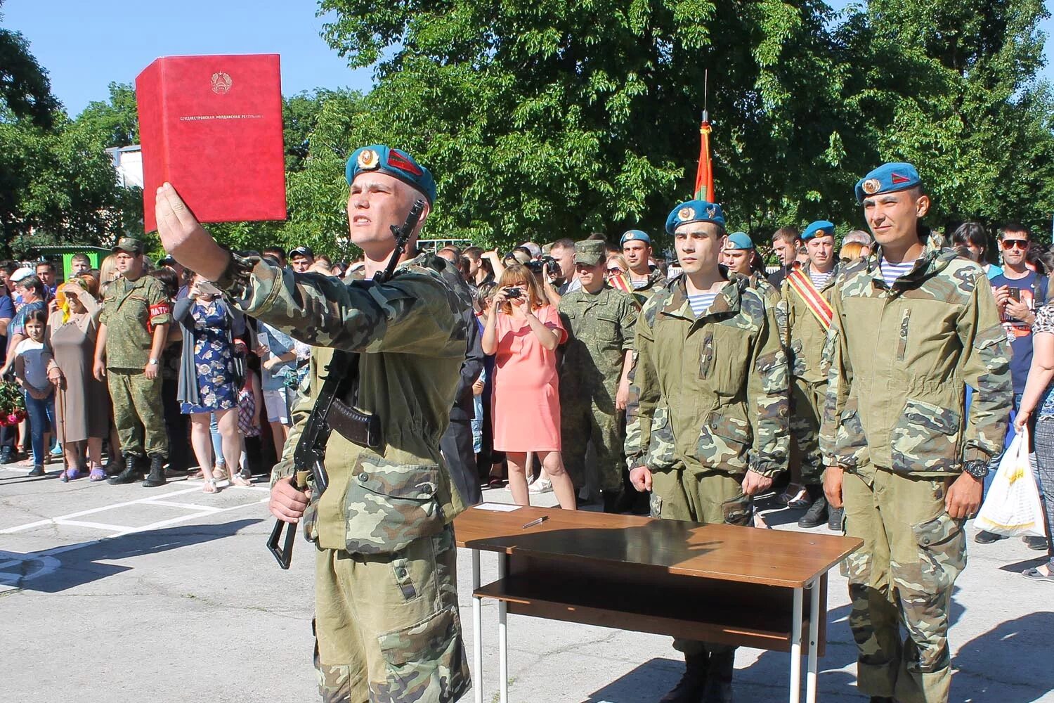 Ритуал воинской присяги. Ритуал проведения военной присяги. Приведение к военной присяге. Ритуал приведения к воинской присяге. Боевое Знамя воинской части ПМР.