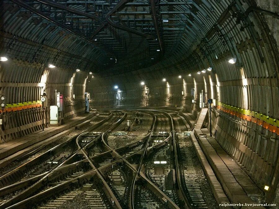 Устройство метрополитена. Метро Токио тоннель. Япония метро подземное. Устройство тоннеля метро. Метро в Японии тоннель.