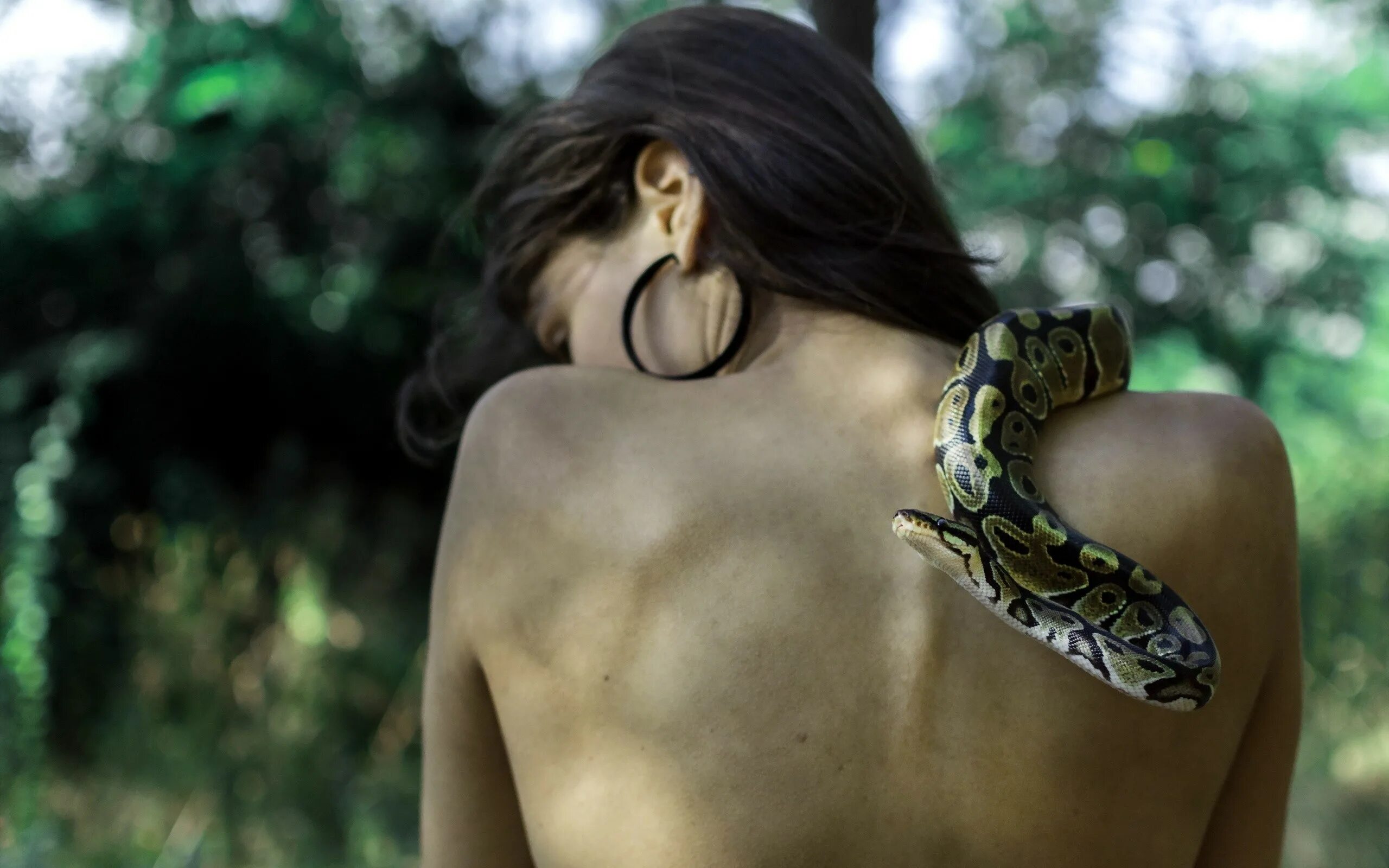 Девушка змея. Девушка со змеей на шее. Красивые девушки со змеями. Девушка со спины. Змеи в жопах девушек