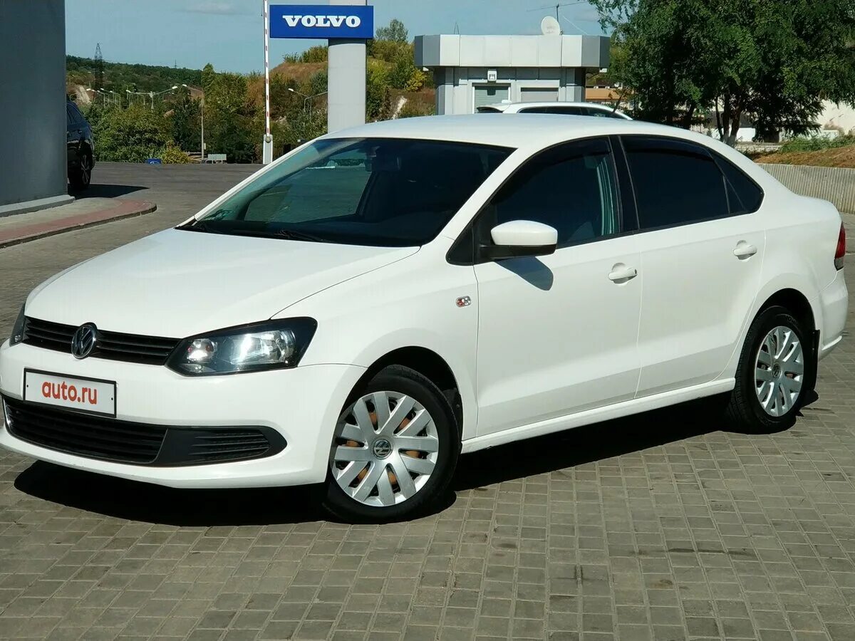 Купить поло седан воронеж. Volkswagen Polo sedan 2011. Фольксваген поло седан 2011. Фольксваген поло 2011 года. Volkswagen Polo 2011 белый.