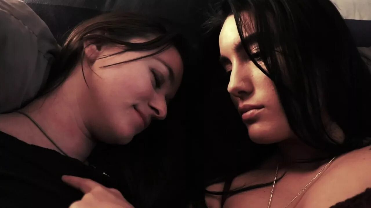 Девушка целует девушку. Hayden hawkens фото. Лизбиянки по узбекский. Lesbian seduction vol. Lesbians seduction короткие волосы.