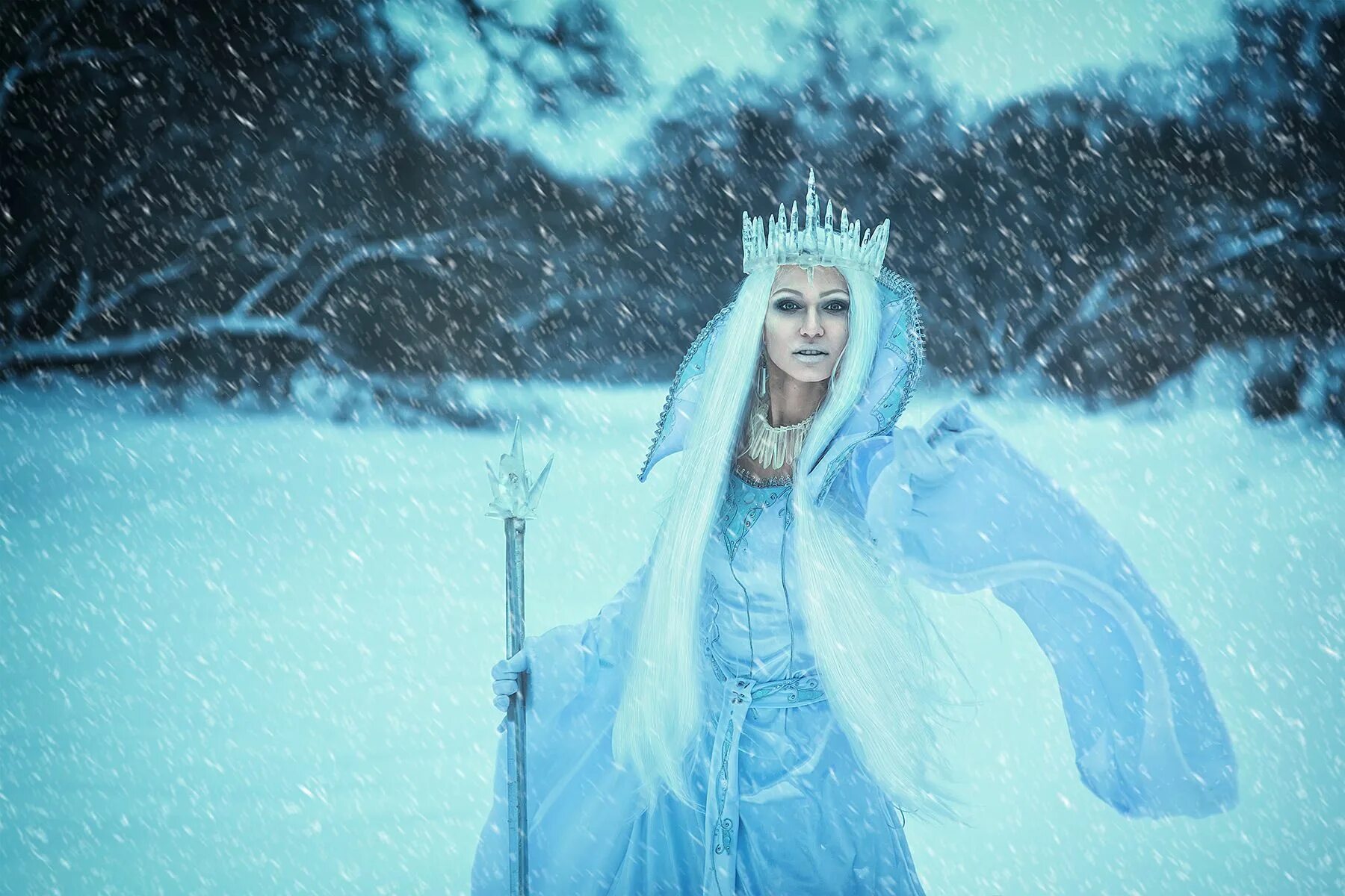 Где живет снежная королева из сказки. Снеңная Королева. Сноу Квин. Снежная Королева Королев. Снежная Королева персонажи.