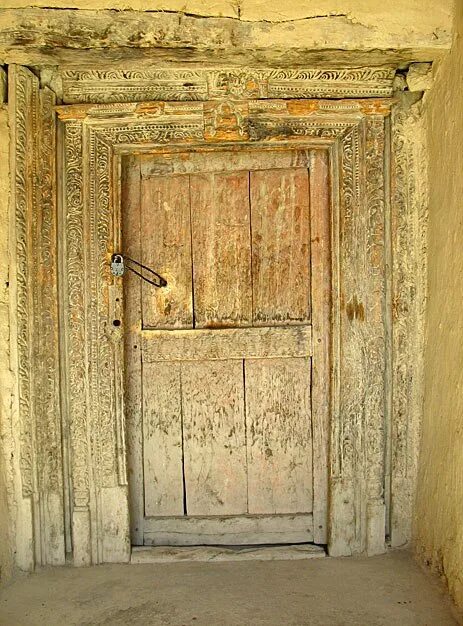 Со скрипом открылась дверь. Дверь скрипучая. Старая скрипучая дверь. Скрип старой двери. Старая рассохшаяся дверь входная.