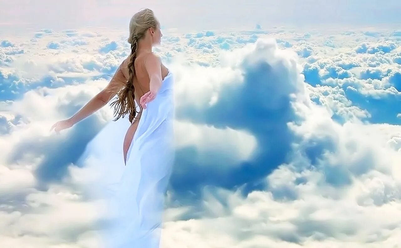 Облака это души людей. Девушка в облаках. Летать в облаках. Богиня облаков. Девушка и небо.