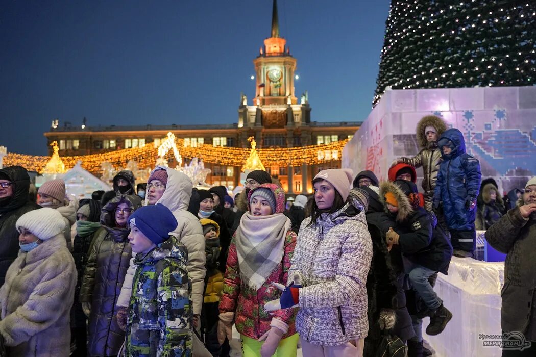 Ледяной городок площадь 1905 года. Ледовый городок екатеринбург 2022-2023. Ледовый городок екатеринбург. Главная площадь екатеринбурга новый год. Елка на площади 1905 года в екатеринбурге 2022.