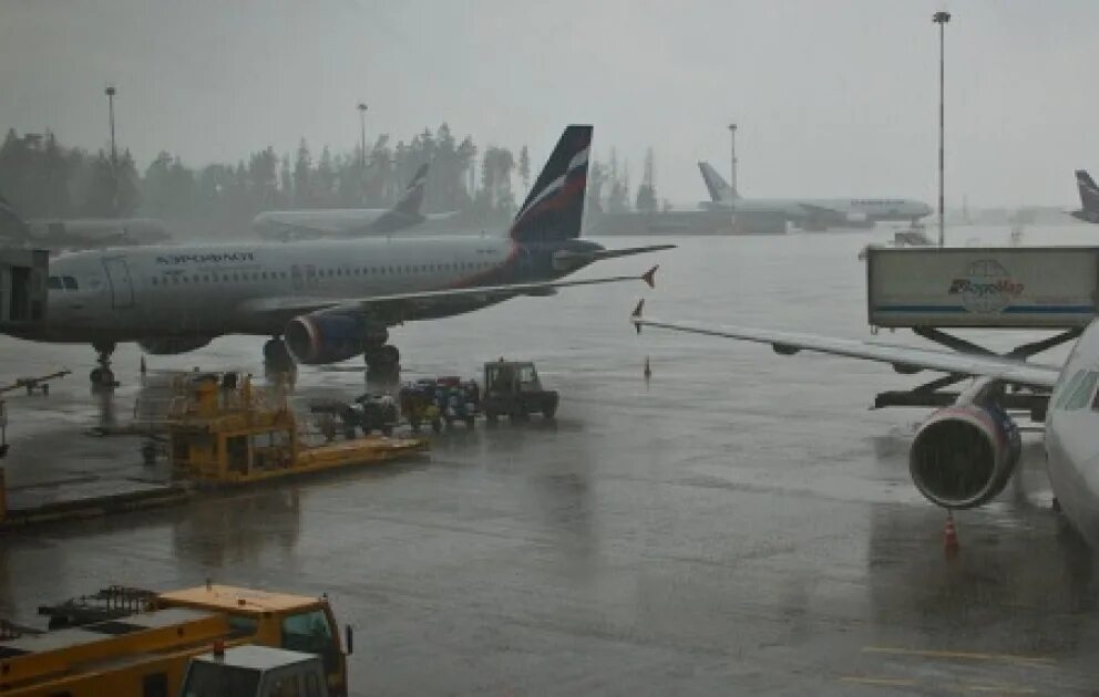 Температура в домодедово. Дождь в аэропорту Шереметьево. Аэропорт дождь. Самолет дождь аэропорт. Гроза в аэропорту Шереметьево.