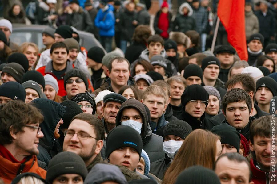 Митинг слушать. Митинг воронеж. митинг вяжут людей.
