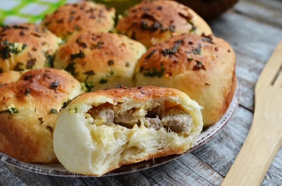 Булочки с плавленным сыром. Слоеное бездрожжевое хачапури. Булка с плавленным сыром. Булка с сыром. Лепёшки с сыром в духовке из дрожжевого теста.