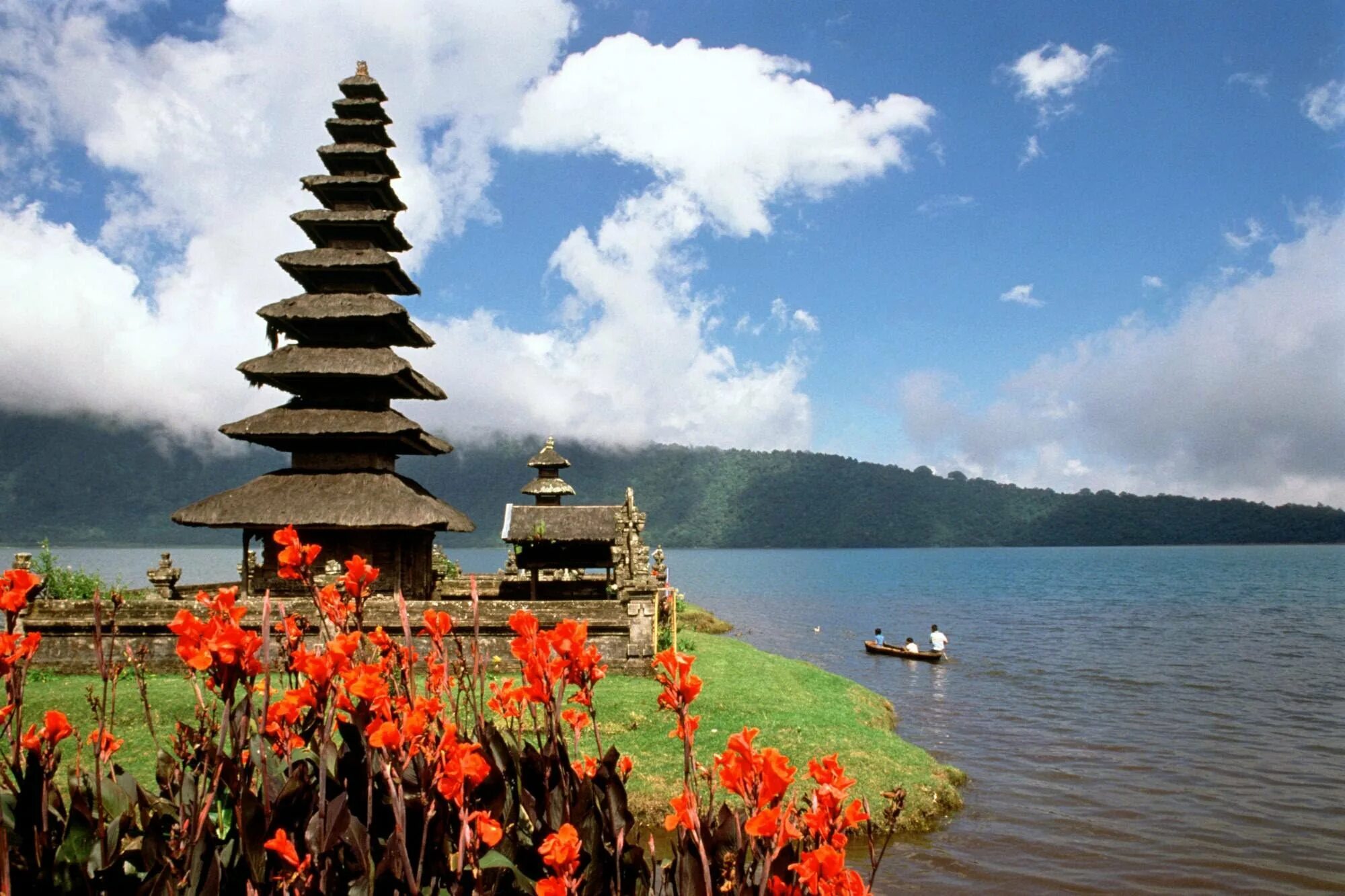 Индонезия храм улун-дану. Храм улун дану на озере братан. Улун дану Бали. Храм улун дану Бали иллюстрация.