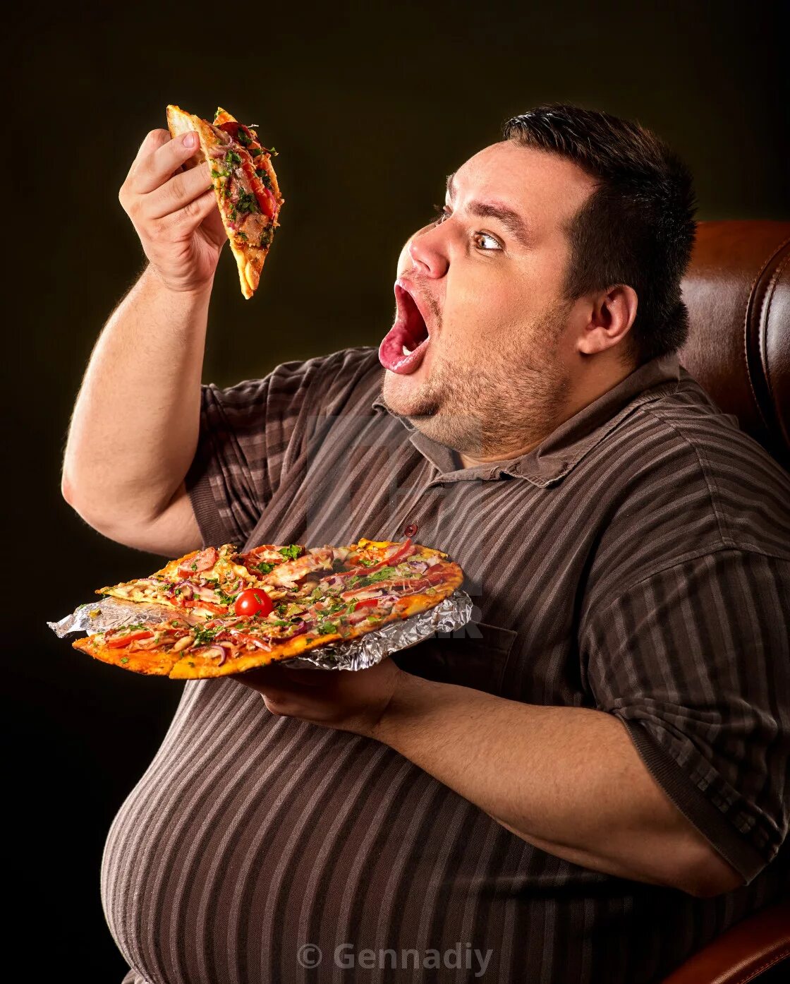 Ешь и толстым становишься. Толстый человек с едой. Жирные люди с едой. Толстяк с едой.