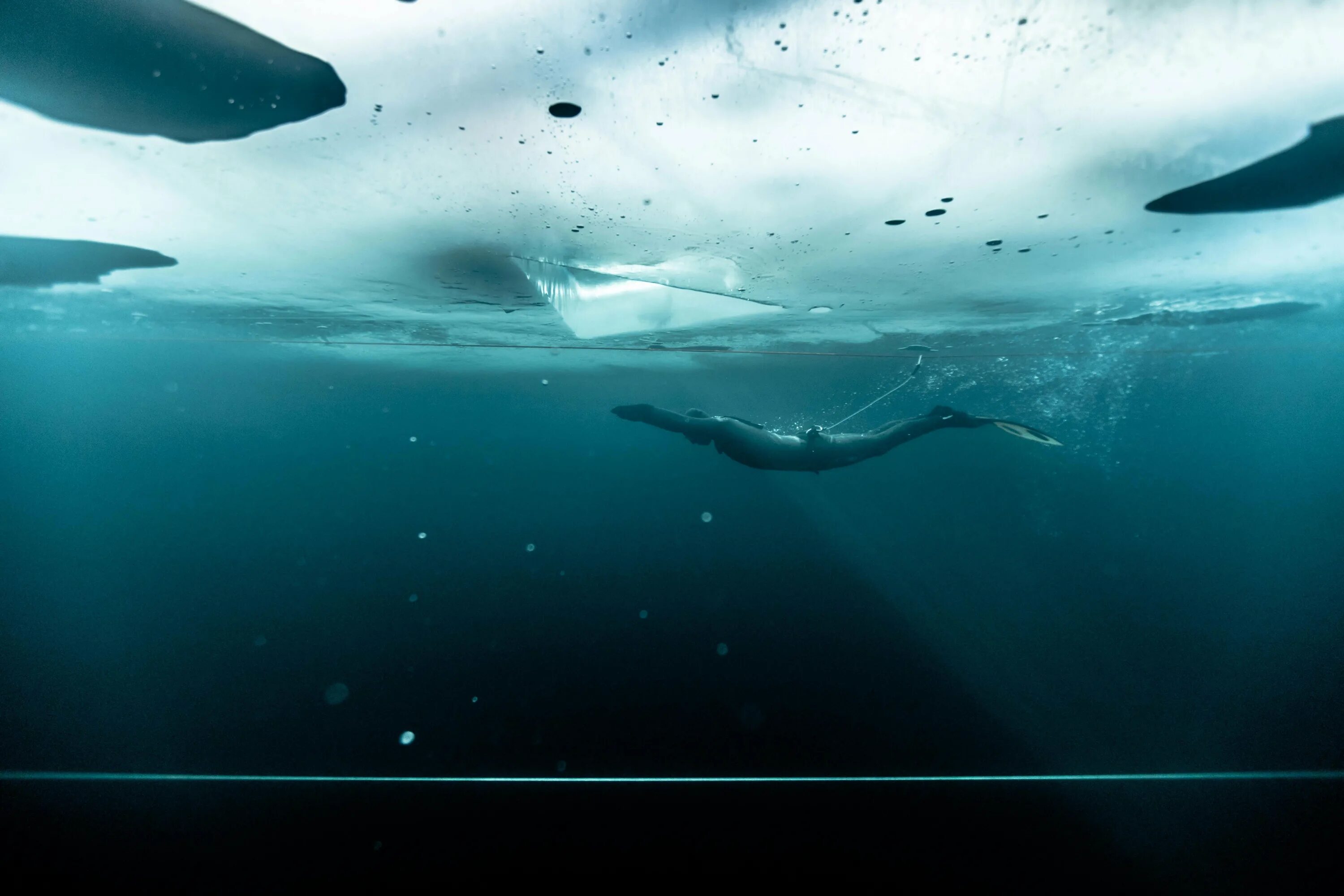 Лед толще воды. Подо льдом. Море подо льдом. Вода подо льдом. Океан подо льдом.