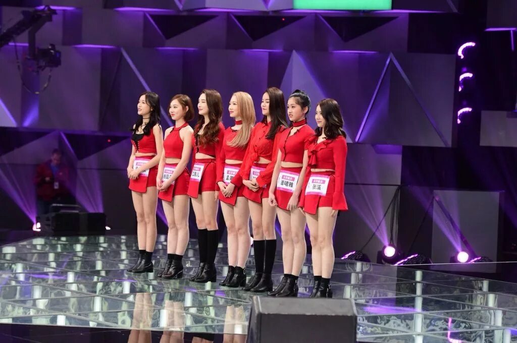 Китайские танцовщицы с веерами. Yuehua entertainment китай. Китайское народное платье. Корейские танцовщицы с веерами. Китайский танец.