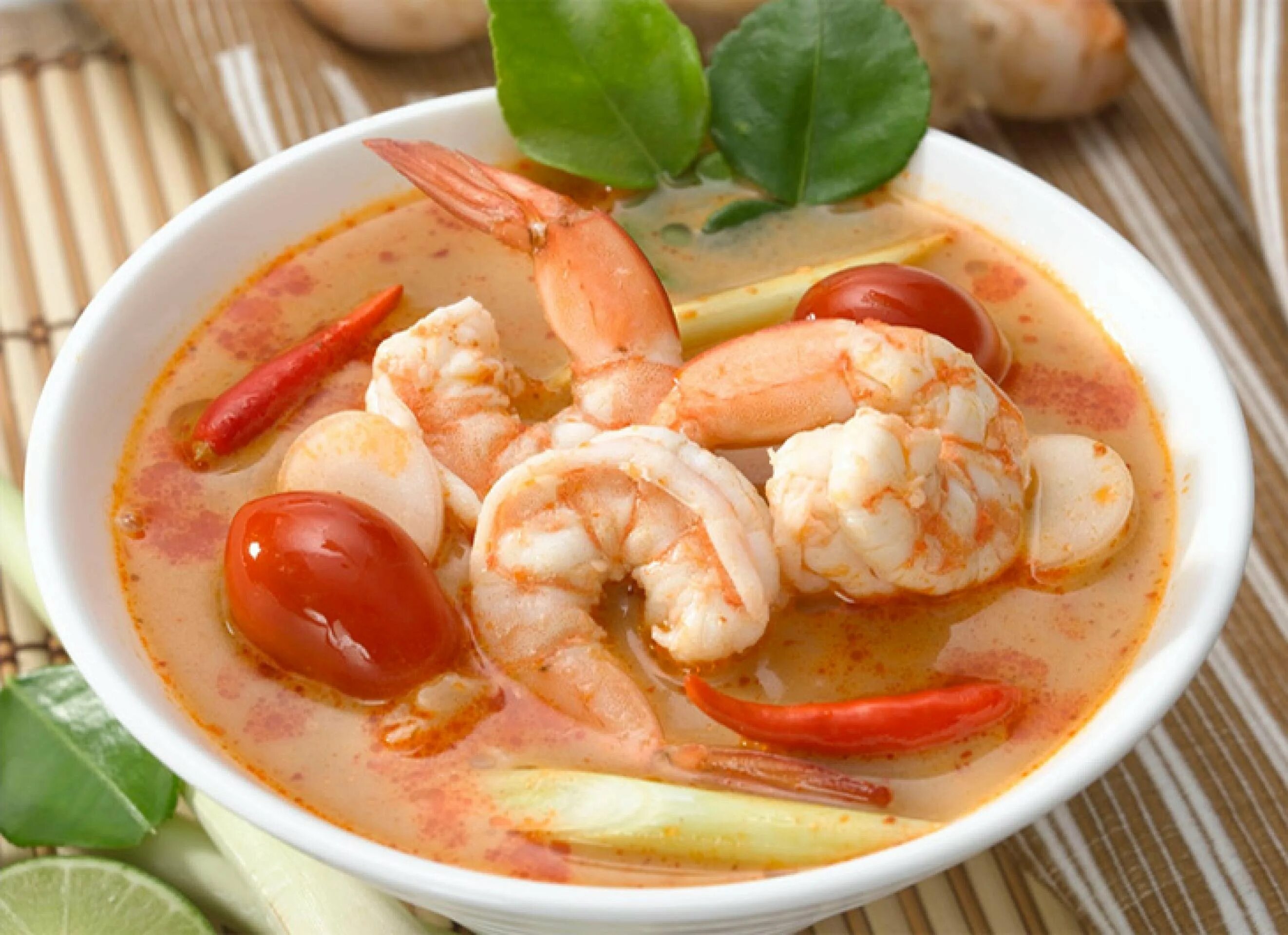 Курица с морепродуктами. Тайский суп том ям. Том ям кунг. Суп том ям в Тайланде. Тайский суп том ям с креветками.