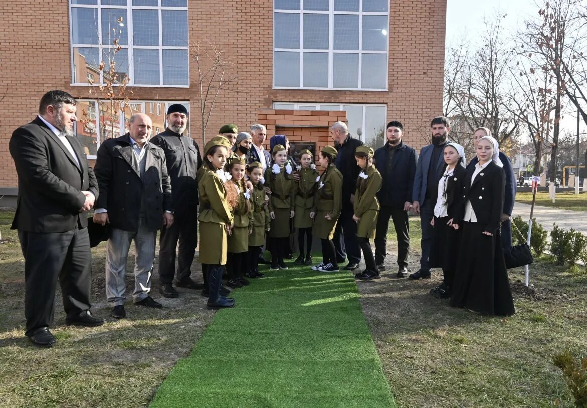 Открытие школы мероприятие. 48 Школа Грозный. Алиев и ветераны. Помощник президента ЧР. Минутка в Грозном 2022 открытие.