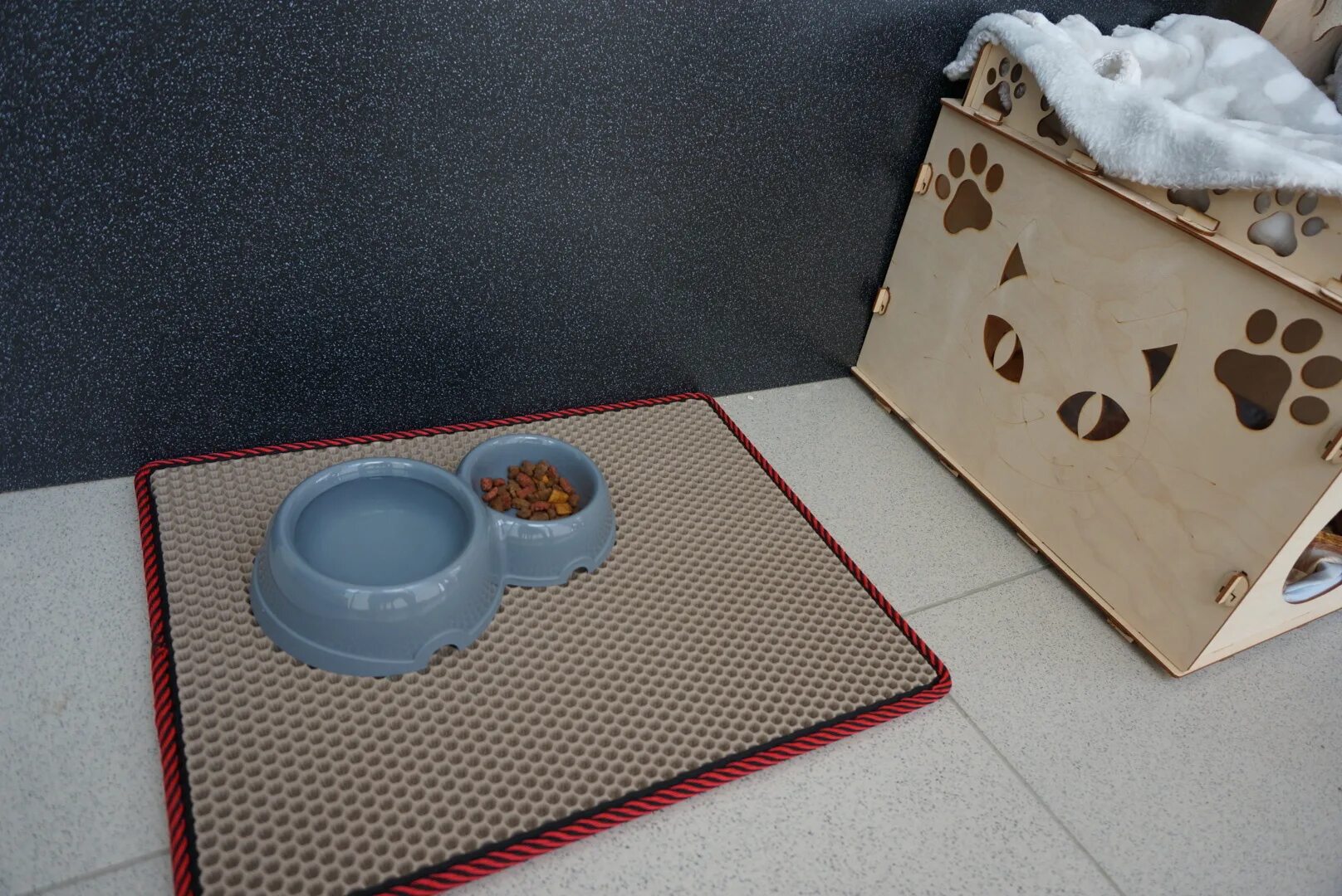 Коврик под миски для животных. Homepet dog king 28 см х 43 см коврик под миску ye70725-1. коврик под миску для собаки. коврик эва под миску.