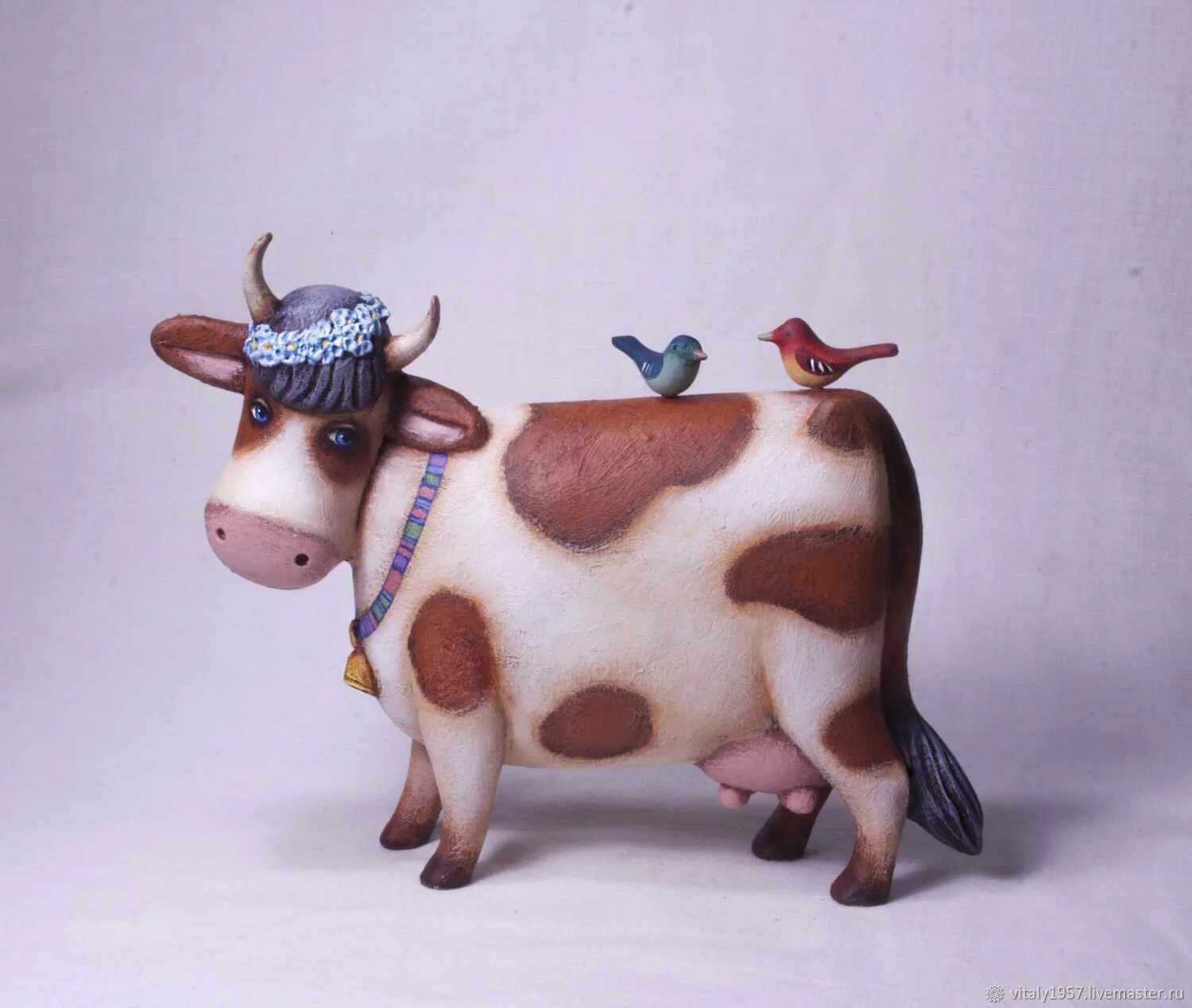 Коровка буренка. Фигурка корова. Корова керамическая Расписная. Корова фигурка керамическая. Корова из глины.