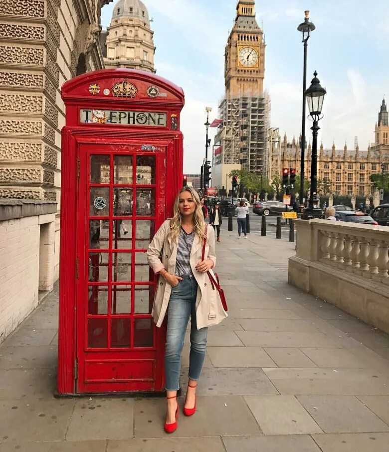 She is in london. Девушка в Лондоне. Девушка из Лондона. Красивые девушки Англии. Девушка на улице Лондона.