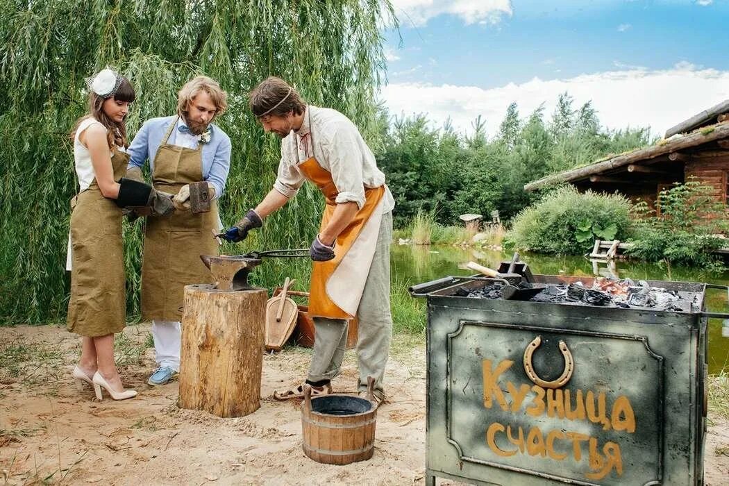 Среди деревьев кузнецы. Кузнец счастья. Кузница реконструкция. День кузница. Кузнец мастер класс выездной.